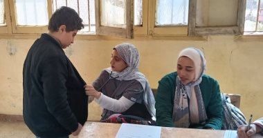 الكشف على 264 طالبا بقافلة طبية متخصصة لجامعة بنها بمدرسة فى شبلنجة