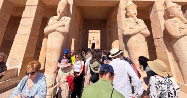 ضيوف مصر يعيشون أجواء السعادة والأمن والأمان بين معابد الأقصر التاريخية.. صور