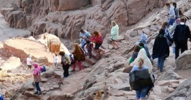 إقبال من السائحين والزائرين بمدينة سانت كاترين على زيارة مقدساتها الدينية