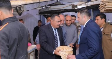 محافظ دمياط يتابع سير العمل بأحد المخابز البلدية بكفر سعد   