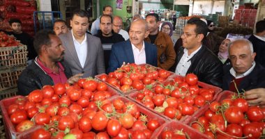 محافظ السويس يتفقد الأسواق للتأكيد علي توافر السلع والمنتجات