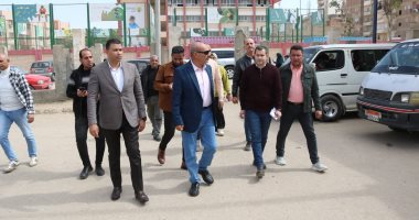 محافظ السويس يتفقد موقف سيارات الأجرة لحي الجناين لمتابعة الالتزام بالتعريفة