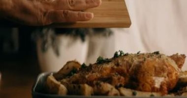 منيو فطار 24 رمضان.. طريقة عمل صينية الفراخ بالبطاطس فى الفرن