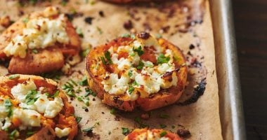 سحور 25 رمضان.. طريقة عمل البطاطا المشوية مع جبنة فيتا 