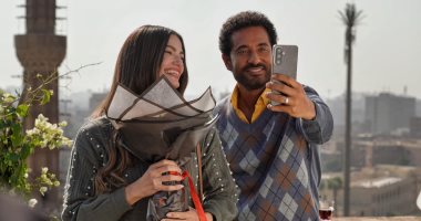 تارا عماد وعمرو سعد يغنيان "حاجة غريبة" لشادية وعبد الحليم فى مسلسل إفراج