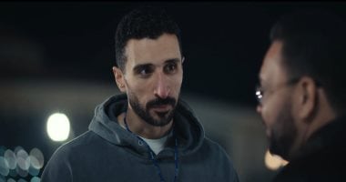 مسلسل اللون الأزرق الحلقة 7.. أدهم يقنع مدرب السباحة بتدريب ابنه مصاب التوحد.. والطبيبة المعالجة توجه نصائح لوالدته.. وأحمد رزق فى ورطة أمام مدير الشركة.. وخطة علاج مكثفة لحمزة المصاب بالتوحد بـ 4 جلسات يوميا