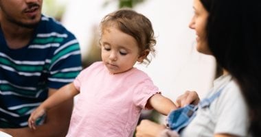 هل يتجنب طفلك التواصل البصرى؟.. ما الأسباب ومتى تلجأ للطبيب