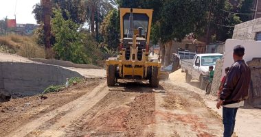 مدينة القرنة تنفذ أعمال دهان الأرصفة بالمسار السياحى ورفع كفاءة الطرق