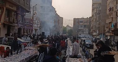 لمة الحبايب.. عشرات الشباب فى تجهيز مائدة المخبز الآلى بقنا (لايف)