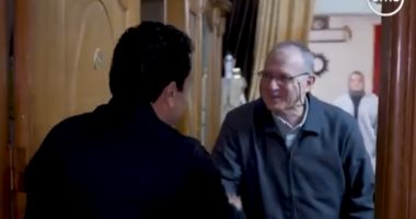 "بركة رمضان".. سامح حسين يُفاجئ أسرة "عم ممدوح" بـ100 ألف جنيه