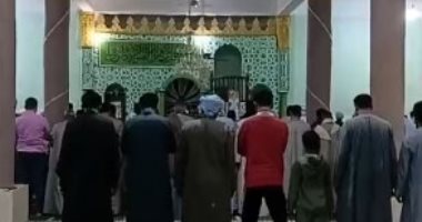 تقبل الله.. صلاة التراويح في الليلة الـ 22 من مسجد بأسوان.. فيديو
