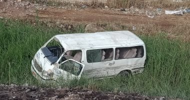 إصابة 8 أشخاص إثر انقلاب ميكروباص على الطريق الصحراوى القديم ببنى سويف