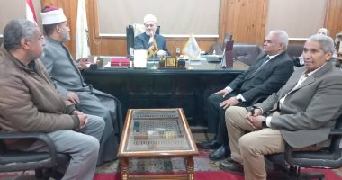 رئيس سوهاج الأزهرية يلتقى رؤساء مراكز التصحيح استعدادا للامتحانات