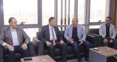 محافظ دمياط يناقش ملف تقنين أراضى الدولة مع المدير التنفيذى بهيئة الإصلاح الزراعى