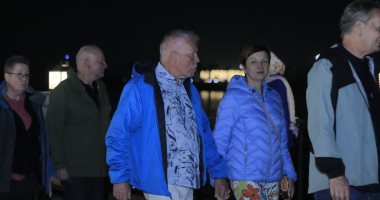 24 زائرا من السُياح الألمان يتجولون بممشى كورنيش مدينة بنى سويف