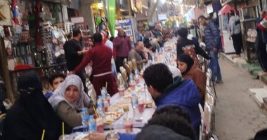 الكل على مائدة واحدة.. أهالى إسكو وعزبة البكرى بشبرا الخيمة ينظمون إفطارا جماعيا