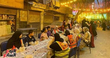 روح رمضان فى العمرانية.. أهالى المنطقة على مائدة إفطار واحدة «فيديو وصور»