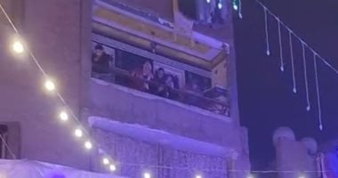 بيرموا فلوس من الشبابيك.. مفاجأة فى مائدة شباب بحر البلد (فيديو)