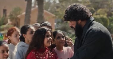 أحمد العوضى يزور الأطفال فى دار الأيتام ويحتضنهم بالحلقة 24 من على كلاى