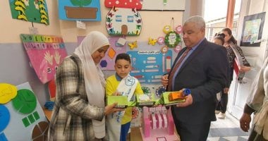 وكيل تعليم الأقصر يفتتح معرض الصفوف الصغرى بمدرسة السلام ويكرم المعلمات المتميزات