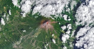 شاهد.. قمر صناعى يرصد بركانًا ثائرًا فى صورة