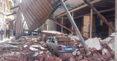 تهشم سيارتين ملاكي بسبب سقوط جدار معرض أجهزة كهربائية بالمحلة