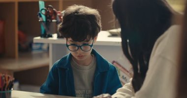مسلسل اللون الأزرق الحلقة 10.. آمنة تنجح فى إلحاق حمزة بالمدرسة
