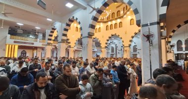 مئات المصلين يؤدون التراويح في مسجد البقلي بأسيوط في أجواء روحانية.. فيديو