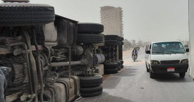 مصرع شخص وإصابة 11 آخرين بحادث انقلاب سيارة تريلا على تروسيكلين ببنها.. صور