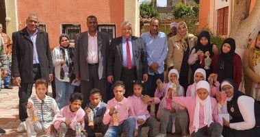 وكيل تعليم الأقصر يشهد تدريب حول مخاطر الإنترنت ويقدم هدايا لطلاب مدارس التربية الخاصة