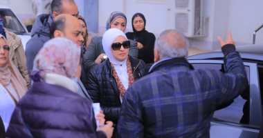 نائب محافظ الإسكندرية تزور المصابة بانهيار عقار حى غرب