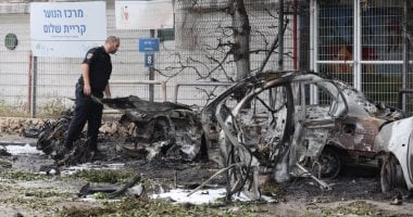 إصابات بالغة وخسائر فادحة.. صاروخ باليستي إيراني يصيب تل أبيب