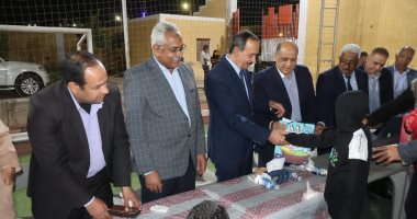 محافظ سوهاج يوزع الهدايا على أطفال مؤسسة البنين بحى الكوثر