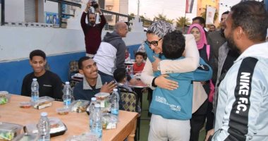 محافظ الوادي الجديد تشارك ذوي الاحتياجات الخاصة والأيتام الإفطار بالخارجة