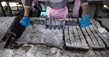 رسم البهجة رغم القصف.. فلسطينيون يصنعون حلويات عيد الفطر المبارك