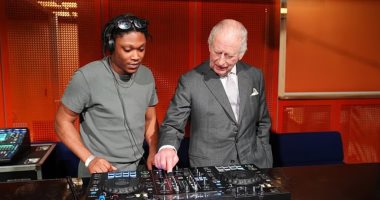 الملك تشارلز يجرب حظه كـ"دي جي" في مانشستر خلال فعالية للشباب..صور