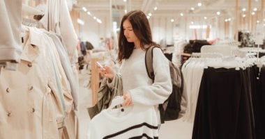 دولابك مليان هدوم بس حاسة إن معندكيش حاجة تلبسيها؟.. 8 أسباب للمشكلة 