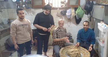 55 عاما من العطاء.. تكية الحسين بالمراغة تجمع القلوب على الخير وتطعم آلاف الفقراء طوال العام بمشاركة متطوعين من مختلف المهن.. توزع 3000 وجبة يوميا مجانا في رمضان بمشاركة 20 شابا وطفلا.. والكل بيمشى مجبور.. صور