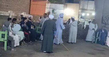 على دقات الطبل والمزمار.. شاهد منافسات لعبة التحطيب بأسوان.. مباشر