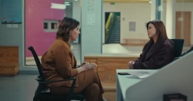 مسلسل اللون الأزرق الحلقة 13.. توتر علاقة الدكتورة فريدة بابنها زياد بسبب والده