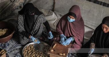 احتفالات رغم الألم.. النازحون فى غزة يستقبلون عيد الفطر بتحضير الكعك داخل الخيام