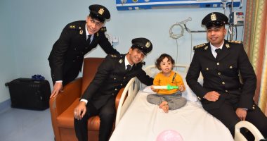 ضباط مديرية أمن الأقصر يدعمون أطفال مستشفى الأورام بالهدايا قبل العيد.. صور