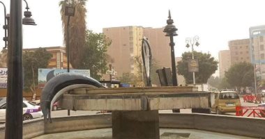 سقوط مجسم الدولفين فى أشهر ميادين قنا بسبب الطقس