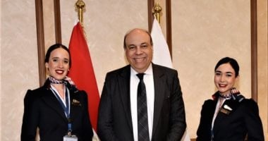 وزير الطيران يثمن أداء مضيفتين جويتين تقديرًا لتصرفهما الإنساني على متن رحلة