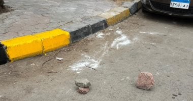 حجز مساحات من الطريق العام عبر وضع حجارة متراصة على جانبي الطريق