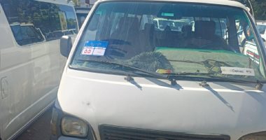 استجابة لشكاوى الركاب.. إيقاف سائق ميكروباص لمخالفته وزيادة الأجرة على خط "إسنا - قنا"