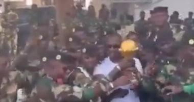 مدرب السنغال في قاعدة عسكرية