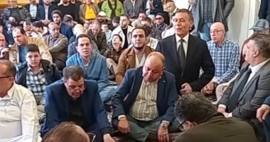 فرحة العيد تجمع المسلمين حول العالم.. الجاليات المسلمة فى أوروبا تضىء المدن بالفرحة والتآلف.. فعاليات احتفالية بالشوارع.. المساجد والساحات تمتلئ بالمصلين.. واحتفالات آلاف المسلمين بالنمسا بعد صلاة العيد