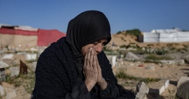 أهالى غزة يزورون مقابر شهداء الحرب في أول أيام عيد الفطر