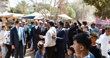 محافظ الفيوم يوزع الهدايا على الأطفال بالعيد